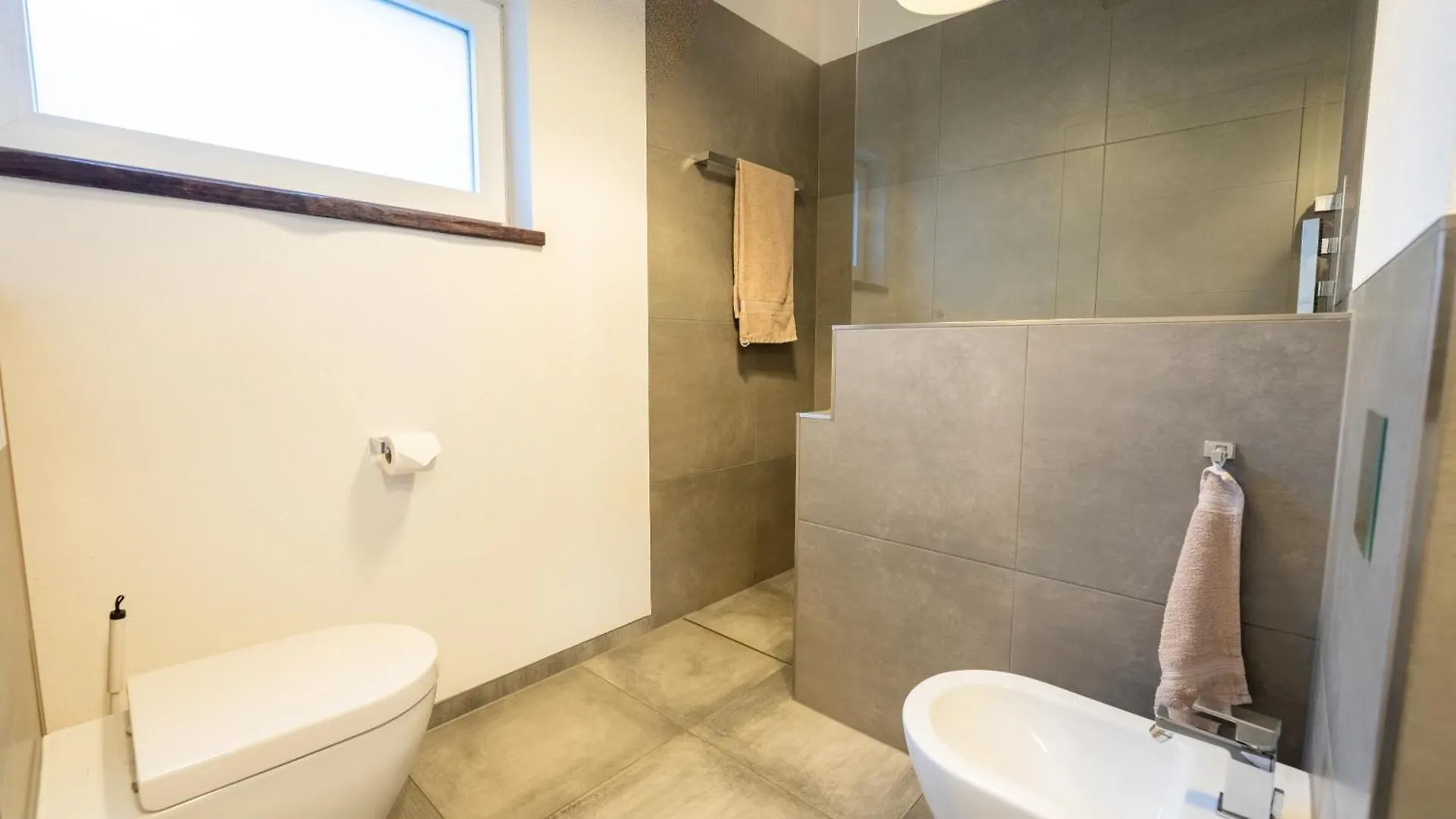 Urban Jungle Room Rundum Entspannung Mit Sauna Troisdorf Almanya